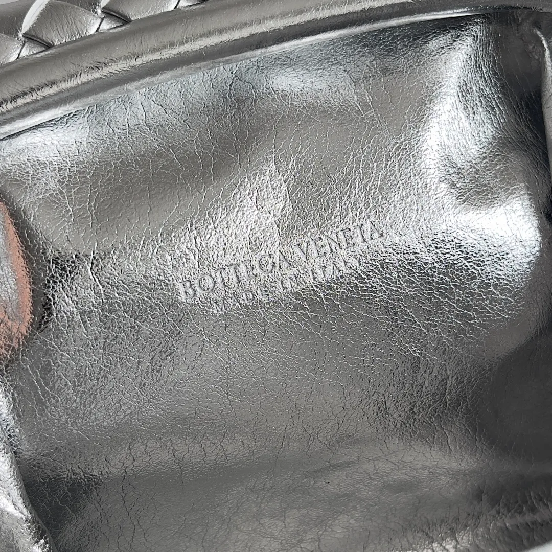 Batch 1880 BOTTEGA VENETA LAUREN 1980 small clutch bag is new! The small size that many people squat on is finally here. The self-adjustable zipper is a highlight of this bag. After being removed, it can be used as a handbag for important occasions. One bag unlocks two carrying methods at the same time. It is practical and has a unique sense of structure and beautiful lines. It is more elegant than a small cloud. It is a tribute to the classics and the pursuit of modernity. Style number: 804038 Size: 27*15*8cm